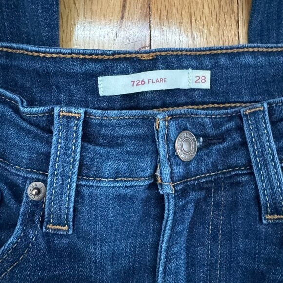 Levi's Strauss Womens Jeans 726 Flare Size 28 Mid-Rise Stretch Slimming - Picture 2 of 5